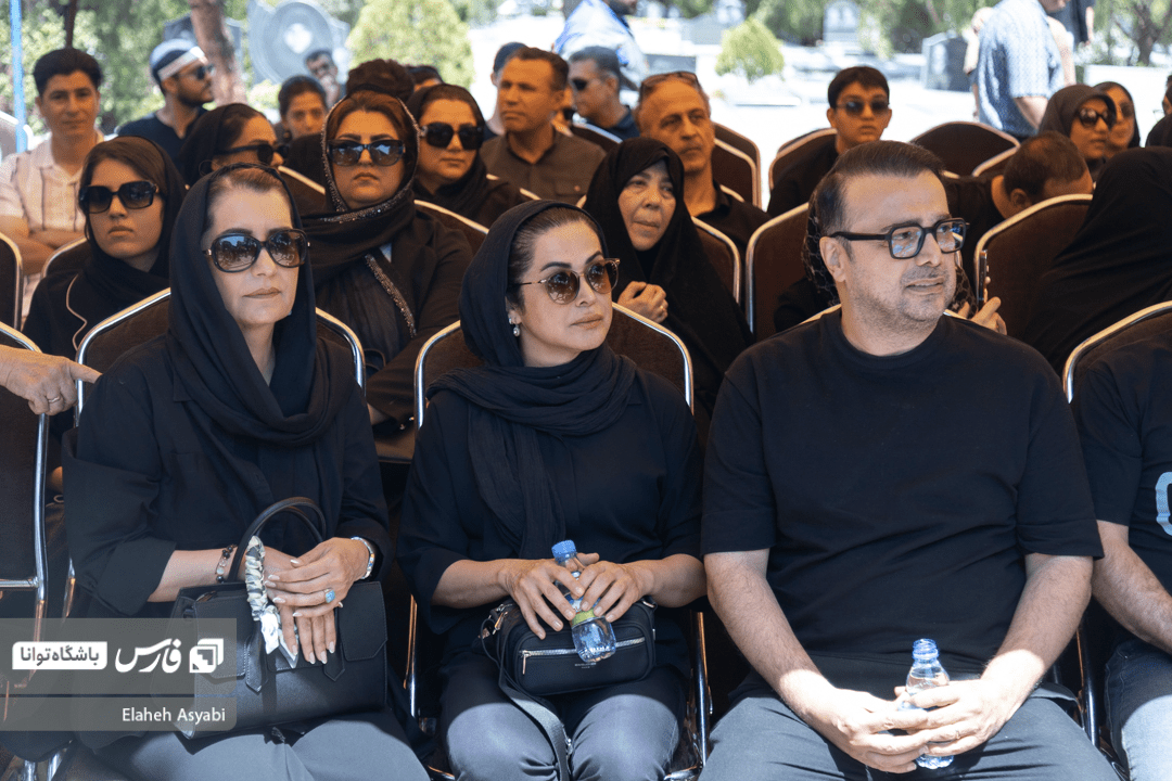 تصاویر: خاکسپاری مادر داریوش فرضیایی (عمو پورنگ)