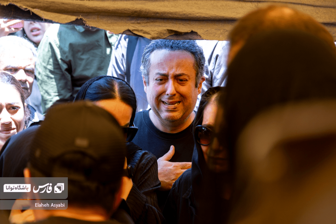 تصاویر: خاکسپاری مادر داریوش فرضیایی (عمو پورنگ)