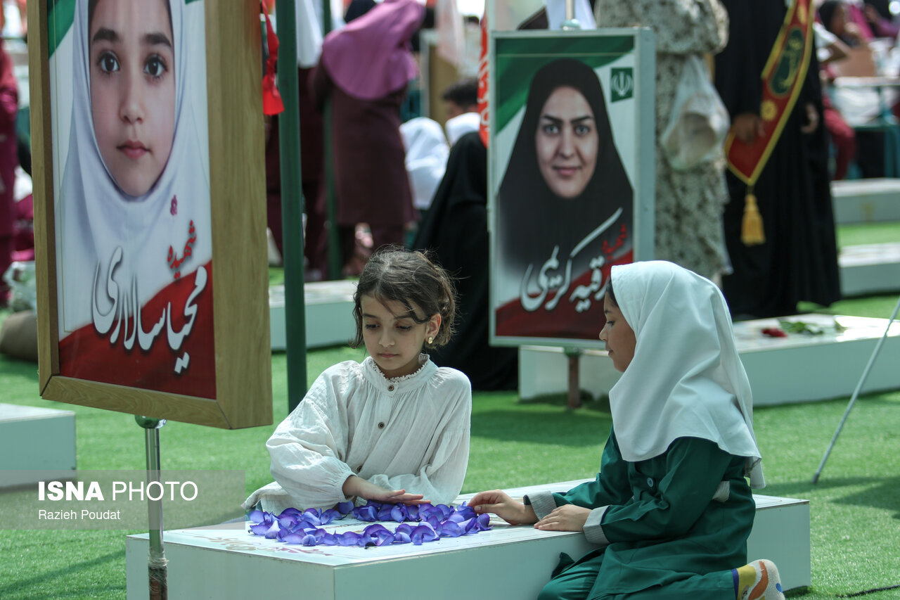 تصاویر: حضور دانش‌آموزان مینابی بر سر مزار شهدای مدرسه شجره طیبه در آستانه سال تحصیلی جدید