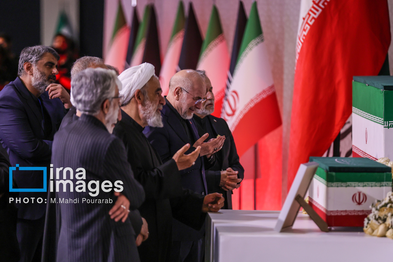 تصاویر: ادای احترام سران قوا و مسئولان ارشد کشور به پیکر امام شهید