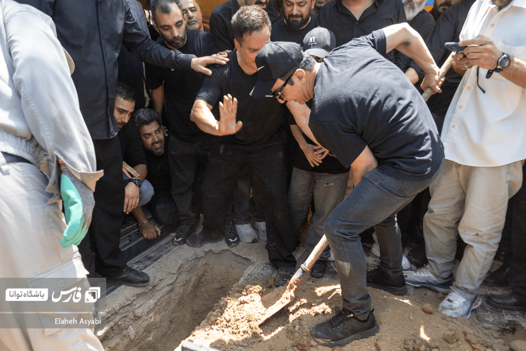 تصاویر: خاکسپاری مادر داریوش فرضیایی (عمو پورنگ)