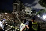 زلزله جان حداقل ۱۴۵۰ نفر را در ونزوئلا گرفت/ برخی شاهدان می‌گویند هنوز صدای افراد را از زیر آوار می‌شنوند، اما نمی‌توانند صفحه‌های سنگین بتنی را جابه‌جا کنند