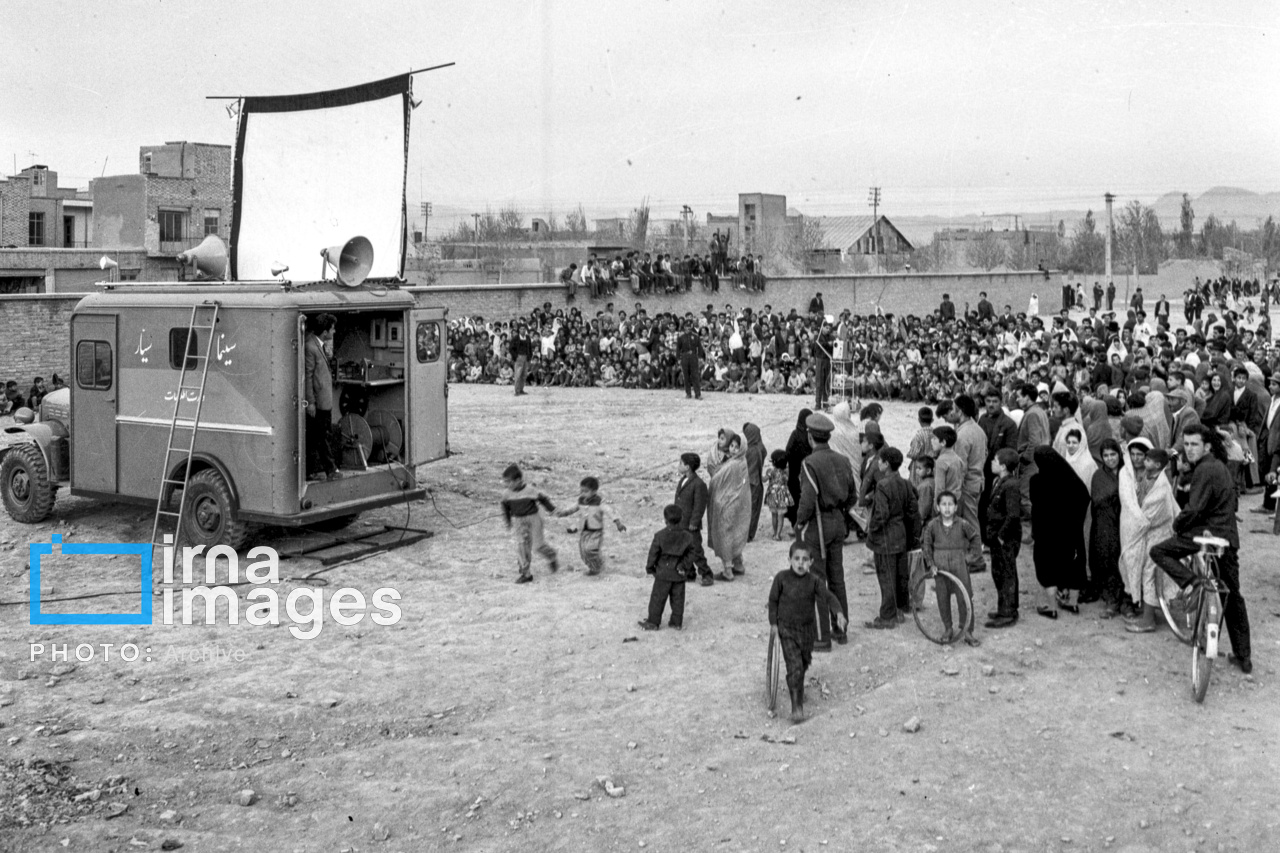 تصاویر: سینمای سیار در نازی‌آباد تهران، ۱۳۴۳