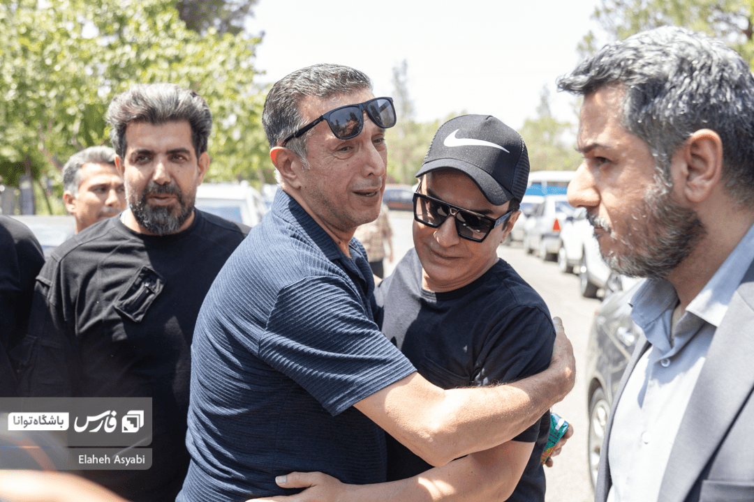 تصاویر: خاکسپاری مادر داریوش فرضیایی (عمو پورنگ)