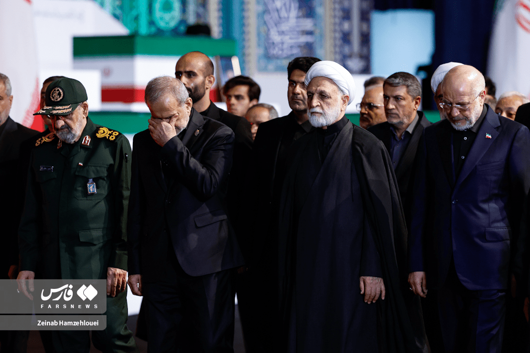 تصاویر: ادای احترام سران قوا و مسئولان ارشد کشور به پیکر امام شهید