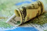 ویدئو / آیا می‌دانستید یکی از روش‌های ساده تشخیص دلار اصل از تقلبی با آهن‌رباست؟
