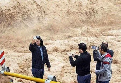 خطری بزرگ در کمین تماشاچیان سیل / به مسیرهای آبی نزدیک نشوید