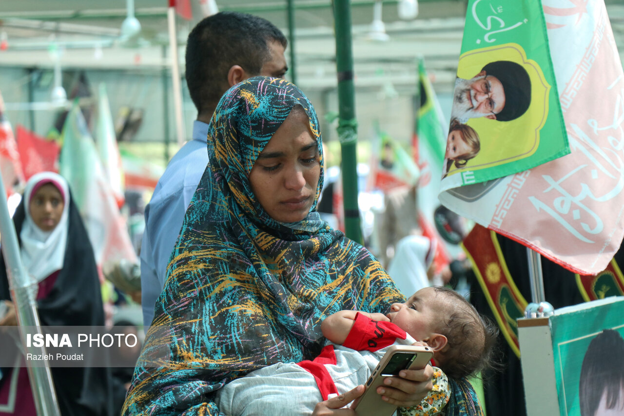 تصاویر: حضور دانش‌آموزان مینابی بر سر مزار شهدای مدرسه شجره طیبه در آستانه سال تحصیلی جدید