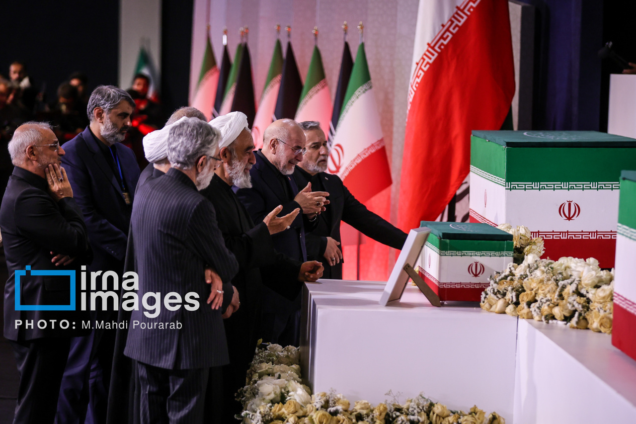 تصاویر: ادای احترام سران قوا و مسئولان ارشد کشور به پیکر امام شهید