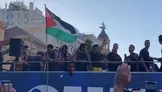 ببینید / لامین یامال در جشن قهرمانی بارسلونا پرچم فلسطین را برافراشت