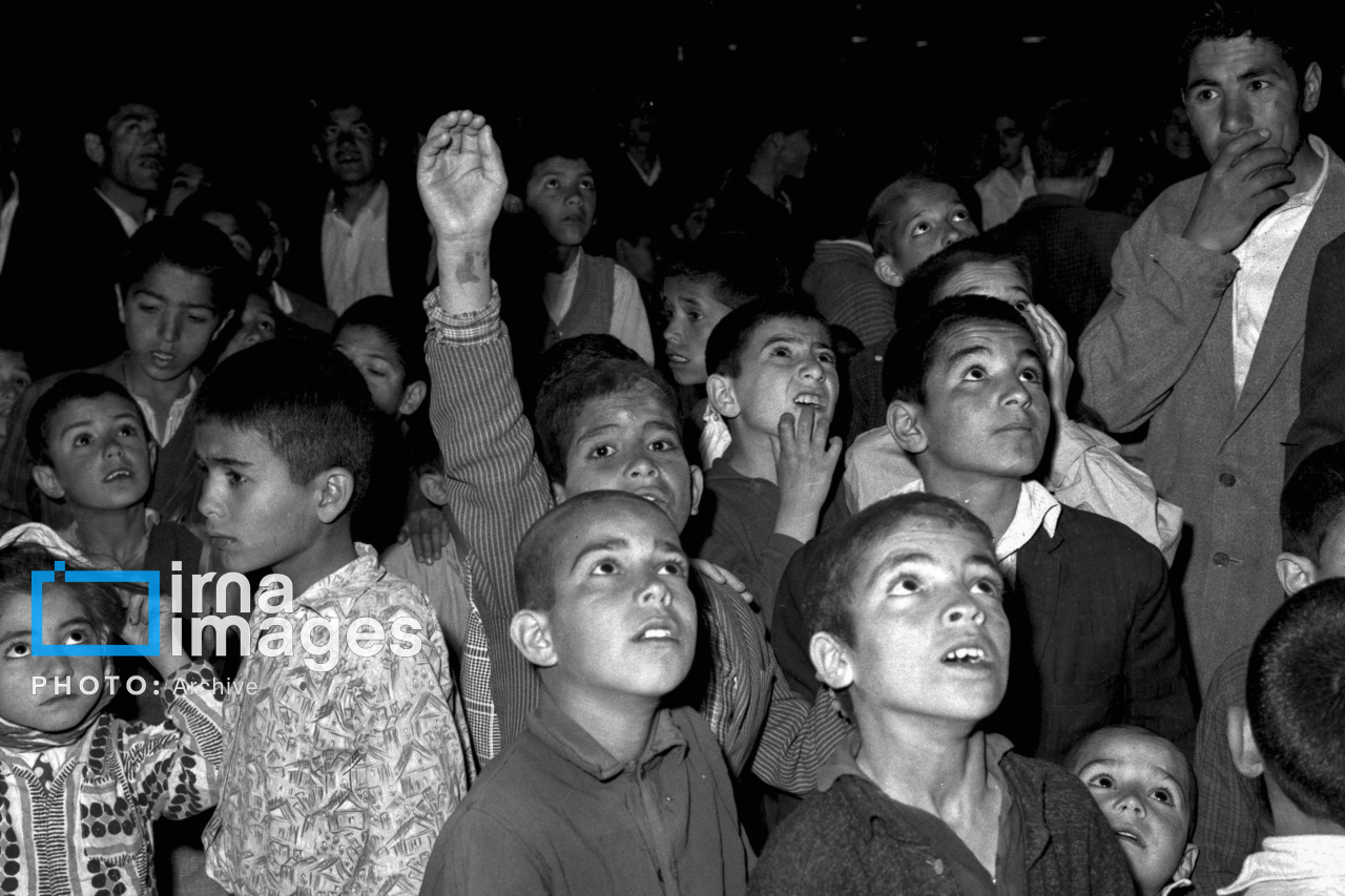تصاویر: سینمای سیار در نازی‌آباد تهران، ۱۳۴۳