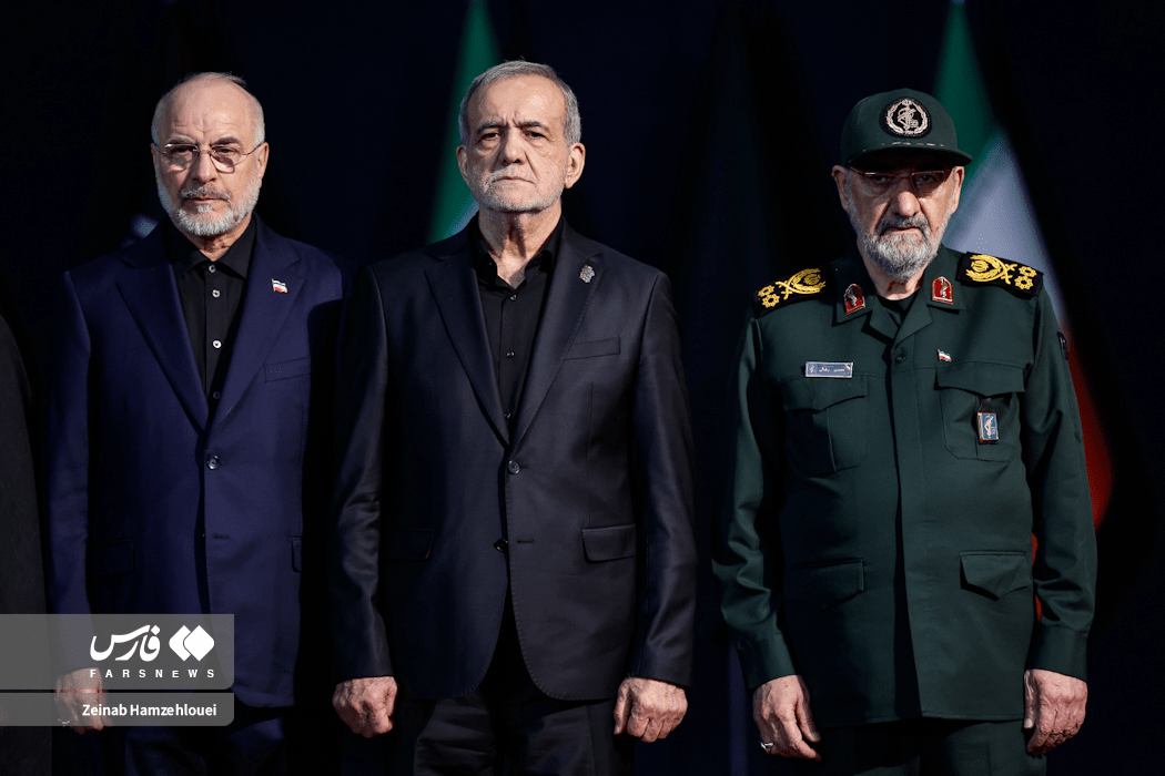 تصاویر: ادای احترام سران قوا و مسئولان ارشد کشور به پیکر امام شهید