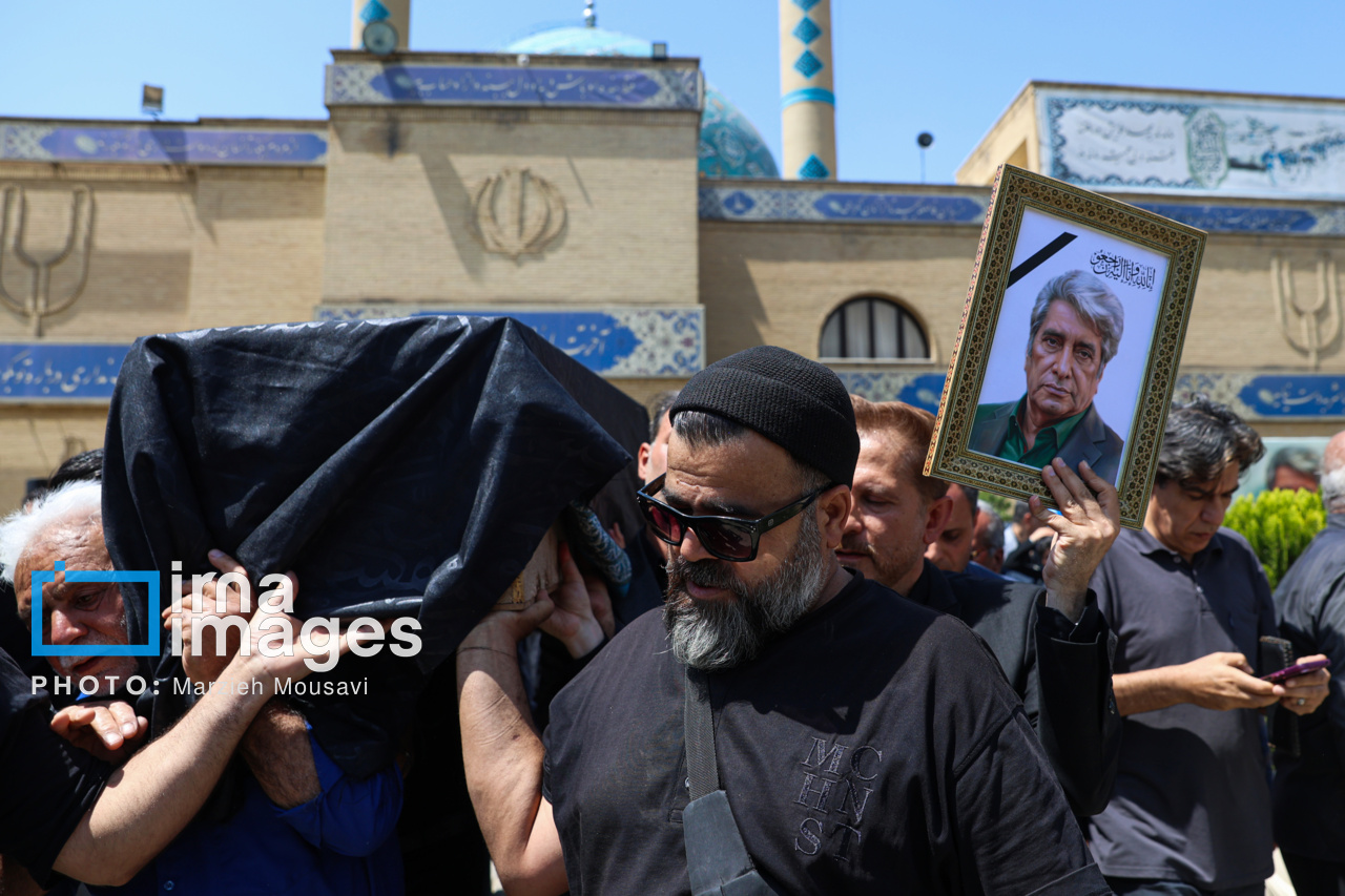 مراسم وداع با پیکر «بهروز رضوی»