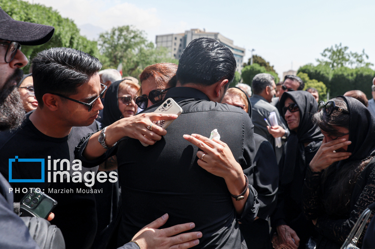 مراسم وداع با پیکر «بهروز رضوی»