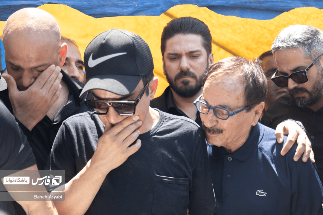 تصاویر: خاکسپاری مادر داریوش فرضیایی (عمو پورنگ)