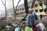 رادیو لیبرتی: جمعیت اوکراین از زمان استقلال این کشور ۴۵ درصد کاهش یافته و از ۵۲ میلیون نفر به حدود ۲۹ میلیون نفر رسیده/ نزدیک به ۷ میلیون تن از مردم این کشور نیز به کشورهای دیگر پناه برده‌اند/ اوکراین هر ماه حدود ۱۰۰ تا ۱۵۰ هزار نفر را به دلیل مهاجرت بلند مدت، از دست می‌دهد/ نرخ زاد و ولد هم به پایین‌ترین سطح تاریخی خود، یعنی ۰.۹ فرزند به ازای هر زن رسیده