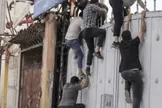 جزئیات فرار تعدادی از معتادان از کمپ ماده ۱۶ در مشهد  / بهزیستی: ۷۰ نفر از معتادان این مرکز ، در ساعت استراحت و هواخوری، ضمن درگیر شدن با نگهبانان کمپ، فرار کرده و متواری شدند /  تا شب گذشته ۶ نفر از این افراد متواری، پیدا و به کمپ بازگردانده شدند