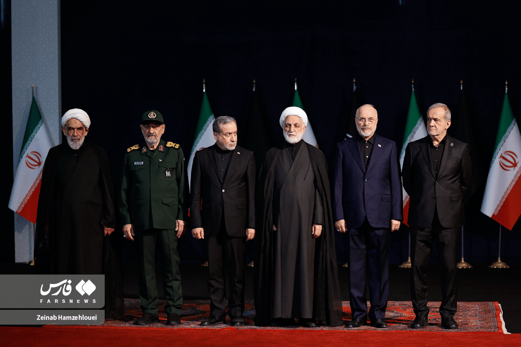 تصاویر: ادای احترام سران قوا و مسئولان ارشد کشور به پیکر امام شهید