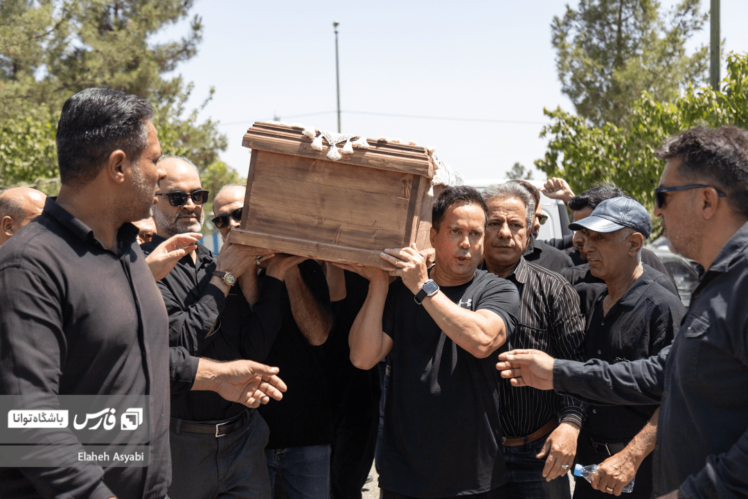 تصاویر: خاکسپاری مادر داریوش فرضیایی (عمو پورنگ)