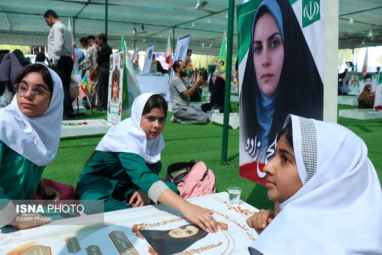 تصاویر: حضور دانش‌آموزان مینابی بر سر مزار شهدای مدرسه شجره طیبه در آستانه سال تحصیلی جدید