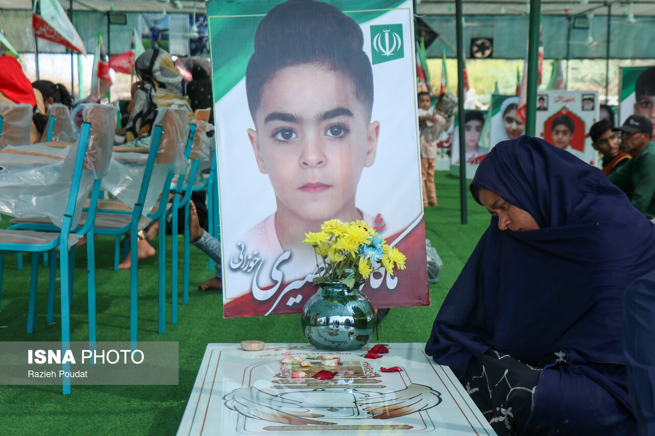 تصاویر: حضور دانش‌آموزان مینابی بر سر مزار شهدای مدرسه شجره طیبه در آستانه سال تحصیلی جدید