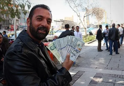 حال‎وهوای فردوسی بعد از ابلاغ بسته ارزی/ هجوم دلار و سکه فروشان به بازار و دور تازه سقوط قیمت