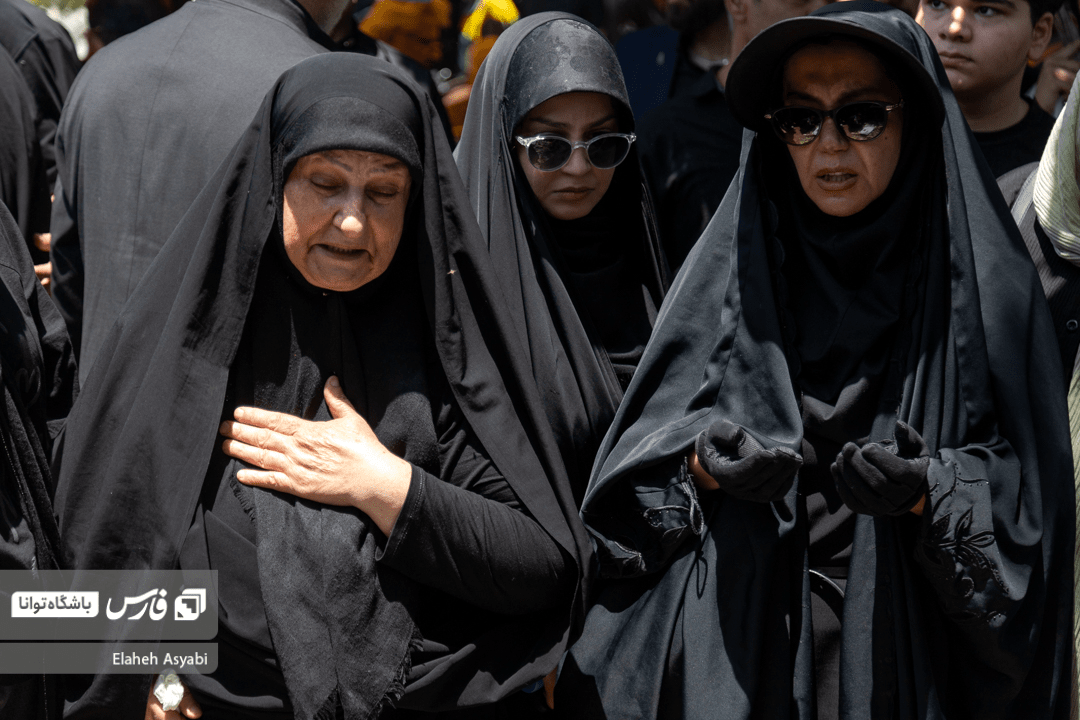 تصاویر: خاکسپاری مادر داریوش فرضیایی (عمو پورنگ)