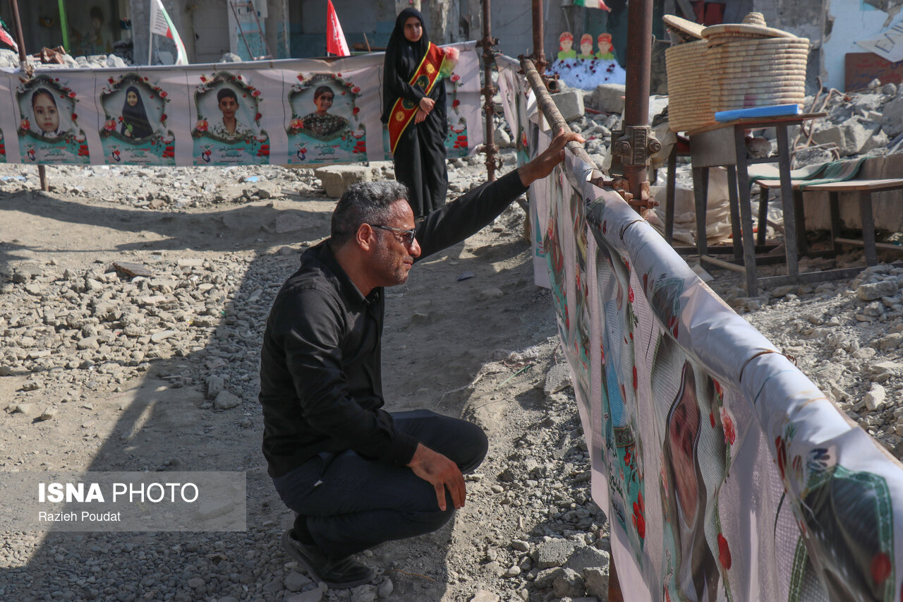 تصاویر: حضور دانش‌آموزان مینابی بر سر مزار شهدای مدرسه شجره طیبه در آستانه سال تحصیلی جدید