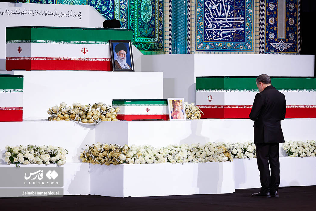 تصاویر: ادای احترام سران قوا و مسئولان ارشد کشور به پیکر امام شهید