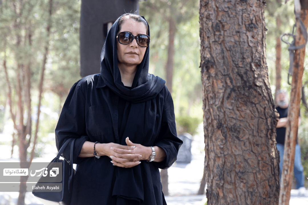 تصاویر: خاکسپاری مادر داریوش فرضیایی (عمو پورنگ)