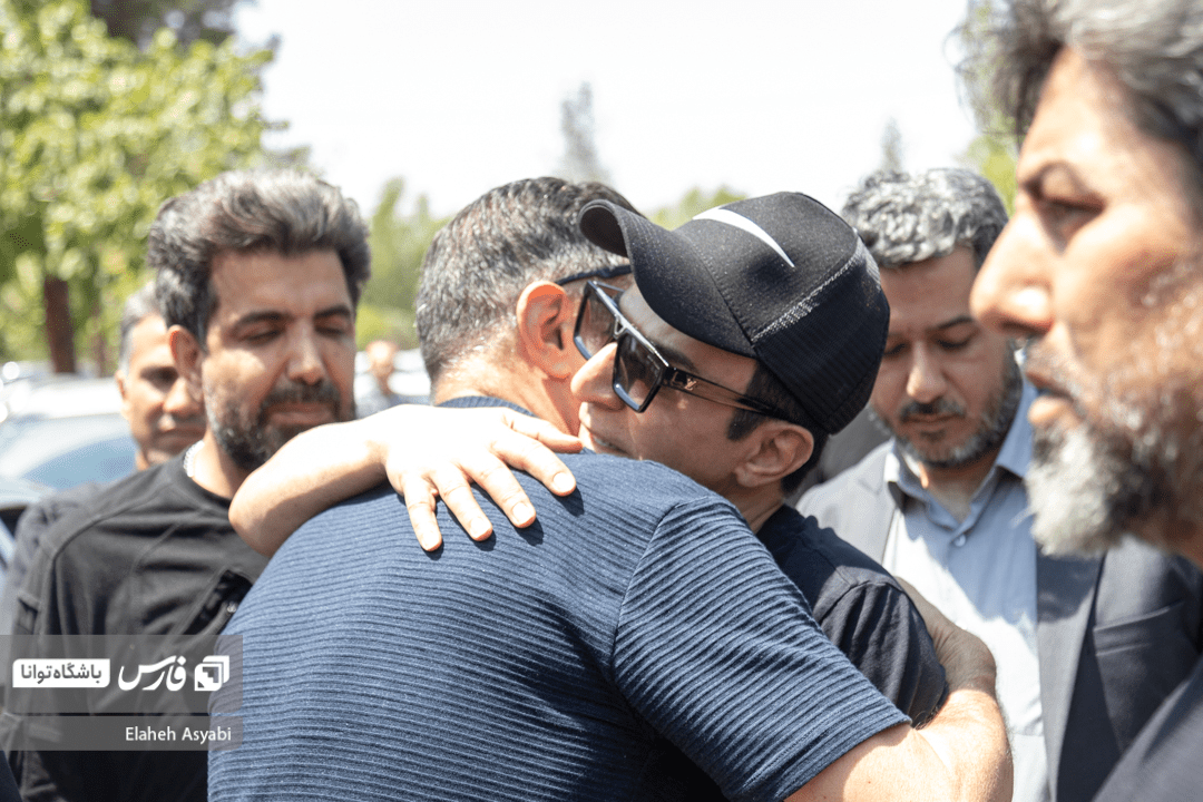 تصاویر: خاکسپاری مادر داریوش فرضیایی (عمو پورنگ)