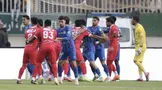 ببینید / درگیری کنعانی‌زادگان و آقاسی در دربی که باعث توقف بازی شد