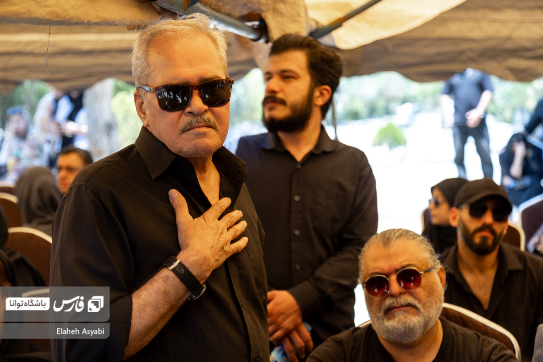 تصاویر: خاکسپاری مادر داریوش فرضیایی (عمو پورنگ)