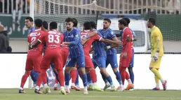 ببینید / درگیری کنعانی‌زادگان و آقاسی در دربی که باعث توقف بازی شد