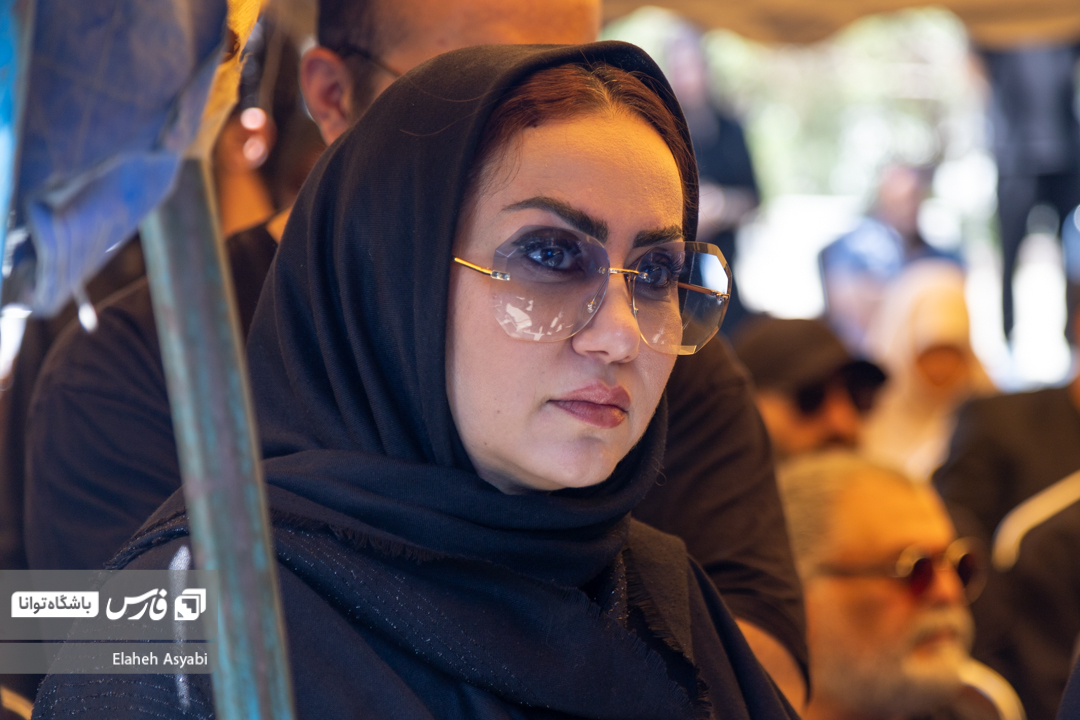 تصاویر: خاکسپاری مادر داریوش فرضیایی (عمو پورنگ)