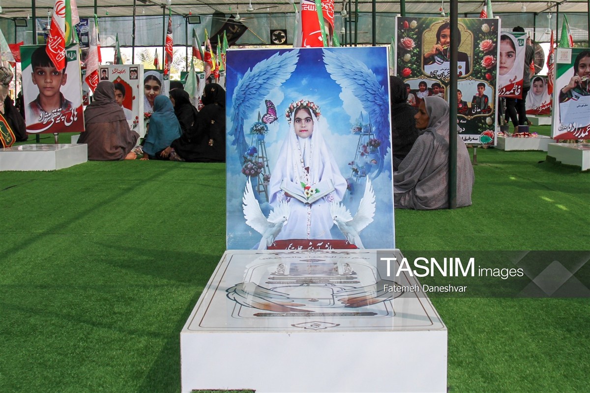 تصاویر: حضور دانش‌آموزان مینابی بر سر مزار شهدای مدرسه شجره طیبه در آستانه سال تحصیلی جدید