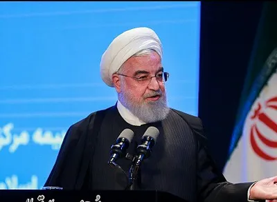 روحانی: بعضی‌ها از کلمه «رفراندوم» خوششان نمی‌آید اما نظام ما بر پایه «همه پرسی» بنا نهاده شده / بزرگترین خطر برای دموکراسی و حاکمیت ملی آن روزی است که انتخابات بشود تشریفات / نمی‌شود لایحه دولت و مصوبه مجلس بین زمین و آسمان بماند و روابط بانکی ما با دنیا دچار مشکل شود / چه کسی در این کشور تصمیم‌گیر است؟ دولت و مجلس که تصویب کرده اند؛ رهبری هم به صراحت گفته‌اند که با لوایح دولت مشکلی ندارند / ما نظام کمونیستی یا تک حزبی نیستیم که فقط حزب رستاخیر و کمونیسم داشته باشیم