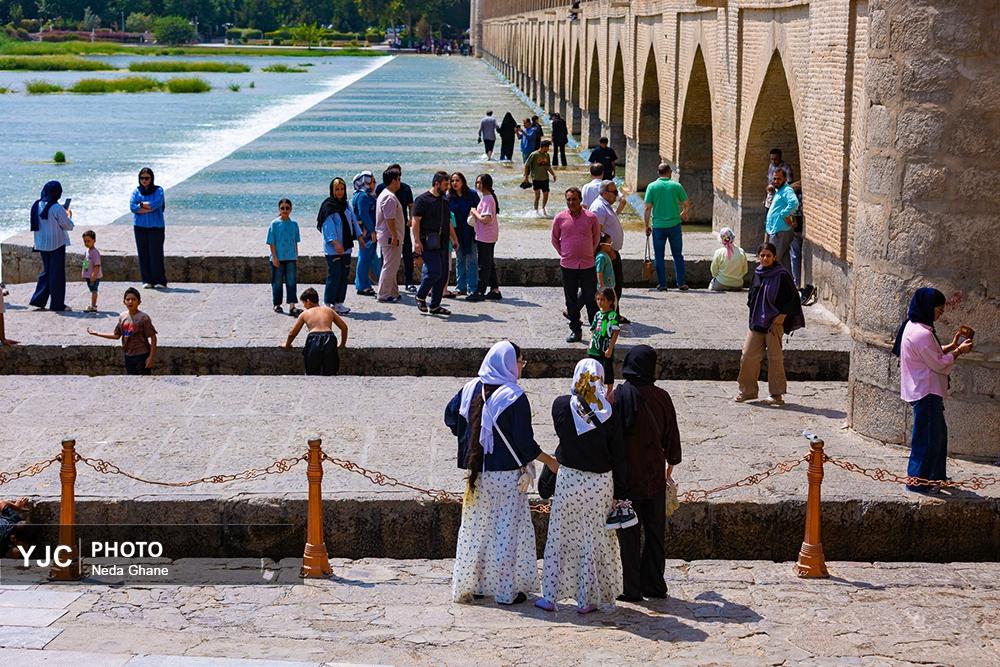 ببینید / قاب‌های شاد از وقت گذرانی مسافران در کنار زاینده‌رود اصفهان