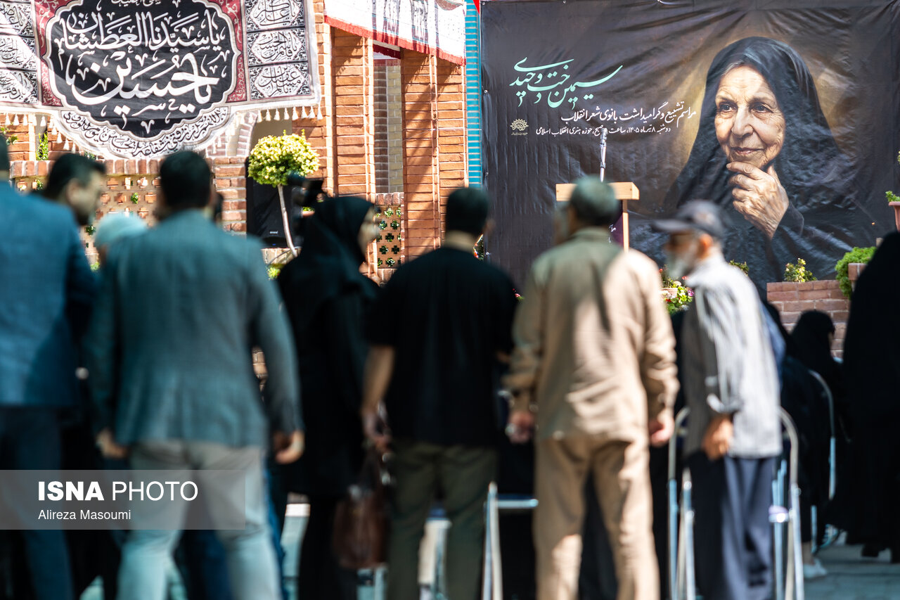 تصاویر: مراسم تشییع پیکر «سیمین‌ دخت وحیدی»، شاعر