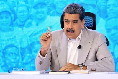 نیویورک‌تایمز: مادورو در پی افزایش تهدیدهای ترامپ از ماه گذشته، به طور مداوم محل خواب و تلفن‌های همراه خود را تغییر می‌دهد/ رئیس‌جمهور ونزوئلا نقش محافظان کوبایی را در تیم حفاظت شخصی‌اش گسترش داده /  به نظر می‌رسد برخی از افراد حلقه نزدیک او، در امنیت هستند