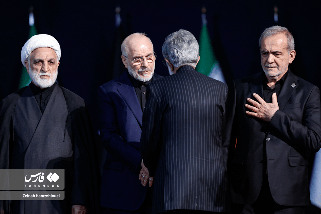 تصاویر: ادای احترام سران قوا و مسئولان ارشد کشور به پیکر امام شهید
