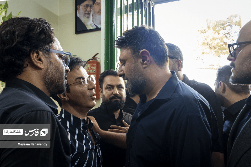 تصاویر: مراسم ختم مادر داریوش فرضیایی