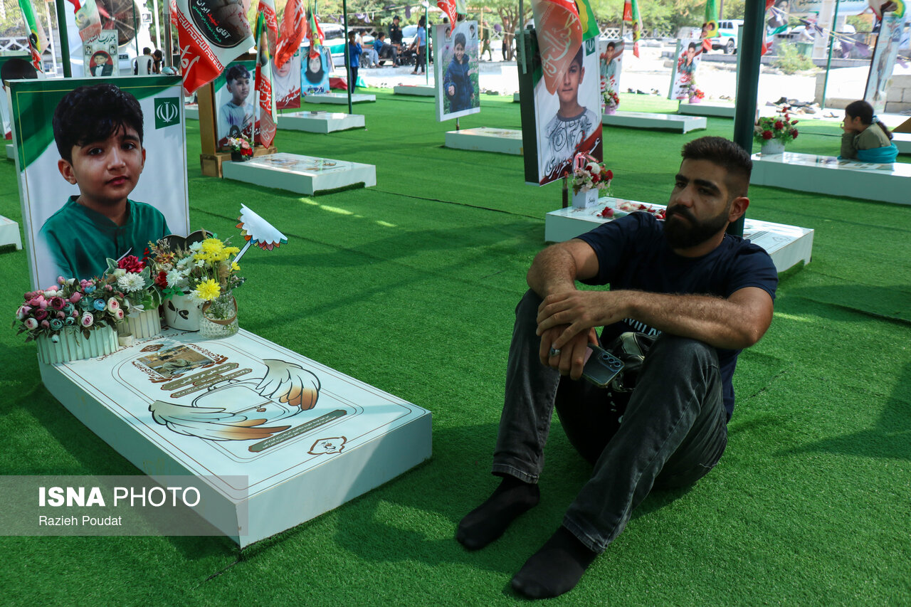 تصاویر: حضور دانش‌آموزان مینابی بر سر مزار شهدای مدرسه شجره طیبه در آستانه سال تحصیلی جدید