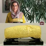 فاطمه معتمدآریا «منشور طلایی کوروش کبیر» را به موزه سینما اهدا کرد