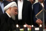 تصاویر : امضای دفتر یادبود جانباختگان حادثه سقوط هواپیما توسط روحانی و اعضای کابینه