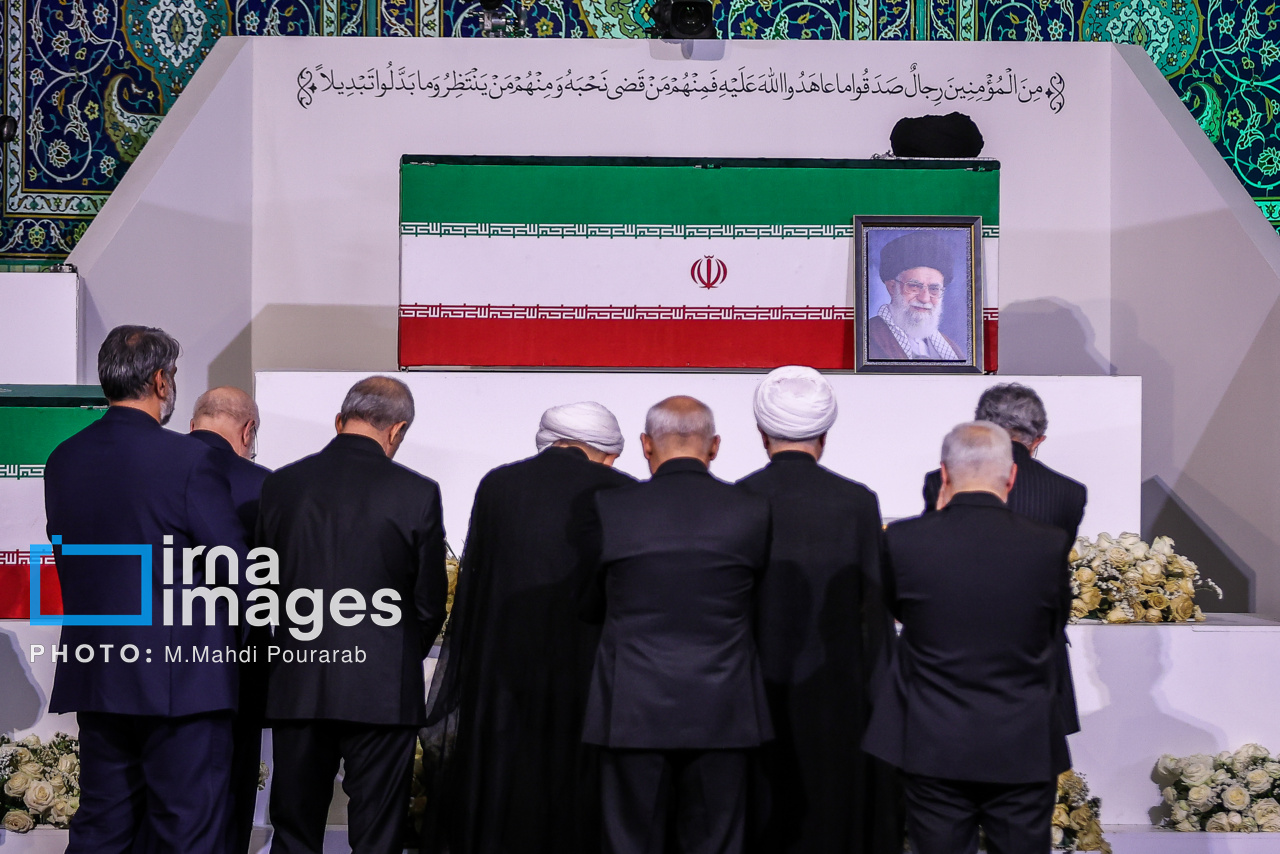 تصاویر: ادای احترام سران قوا و مسئولان ارشد کشور به پیکر امام شهید