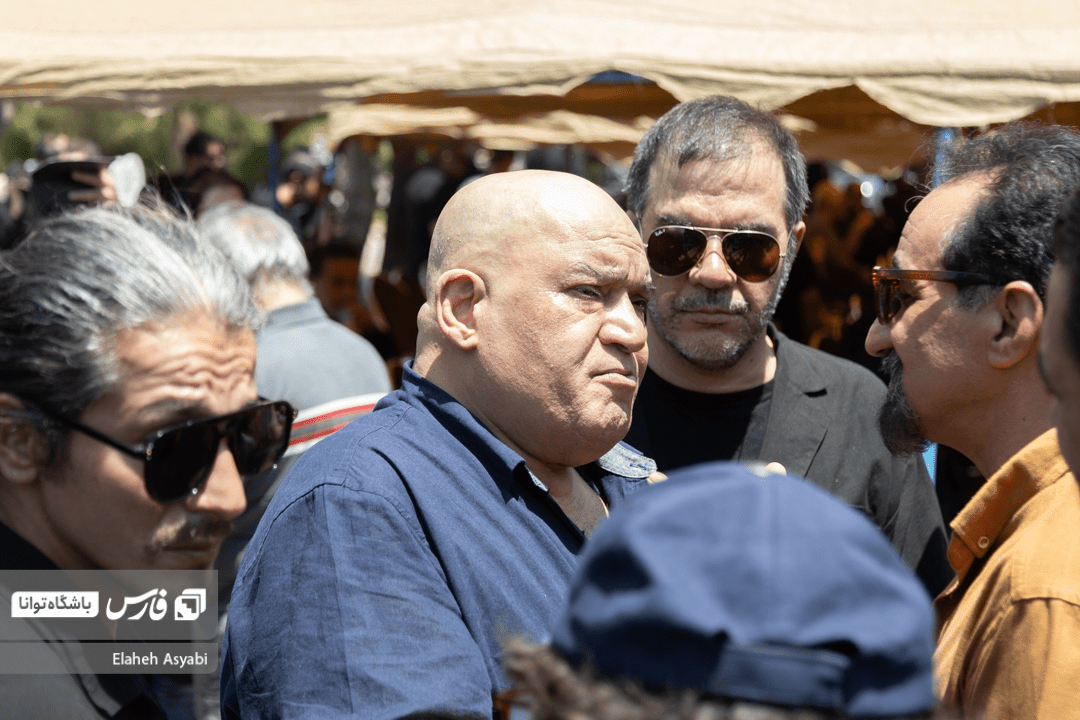تصاویر: خاکسپاری مادر داریوش فرضیایی (عمو پورنگ)