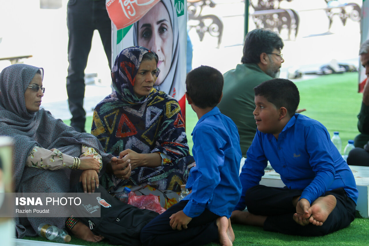 تصاویر: حضور دانش‌آموزان مینابی بر سر مزار شهدای مدرسه شجره طیبه در آستانه سال تحصیلی جدید