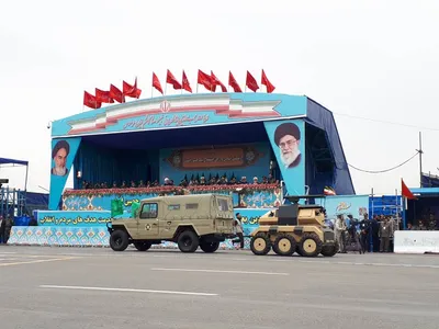 نمایش ربات موشک انداز ارتش در مراسم رژه / ربات «نذیر» توانایی حمل  ۶۰۰ کیلوگرم محموله را نیز دارد