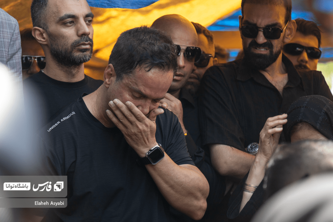 تصاویر: خاکسپاری مادر داریوش فرضیایی (عمو پورنگ)